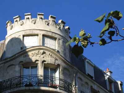 Haut d'un immeuble rue Danton à Paris, version couleur
