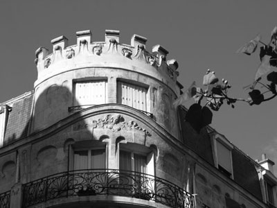 Haut d'un immeuble rue Danton à Paris, version noir et blanc