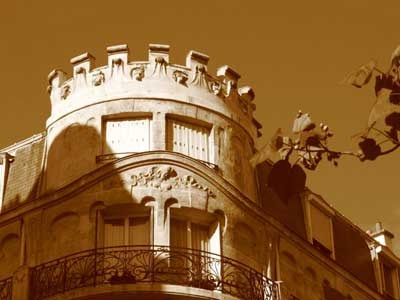 Haut d'un immeuble rue Danton à Paris, version sépia